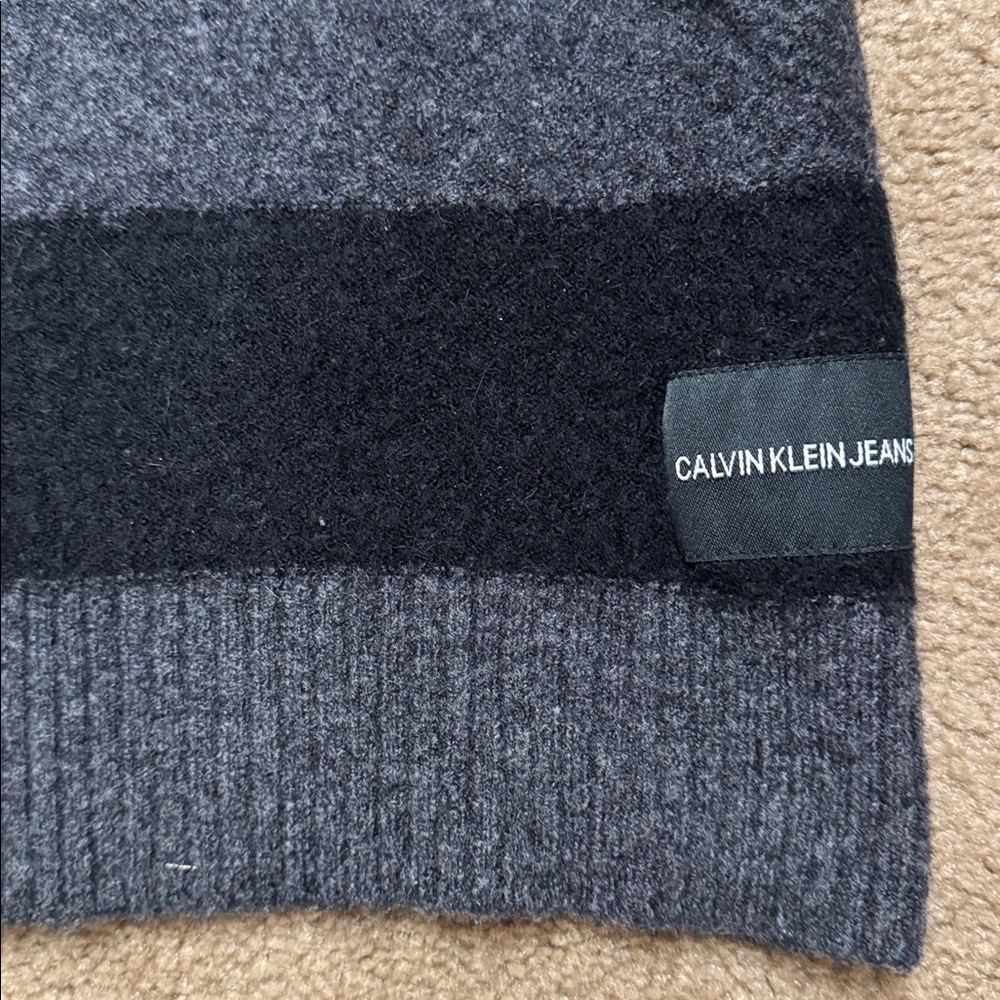 Calvin Klein women’s sweater. Small - Picture 3 of 6